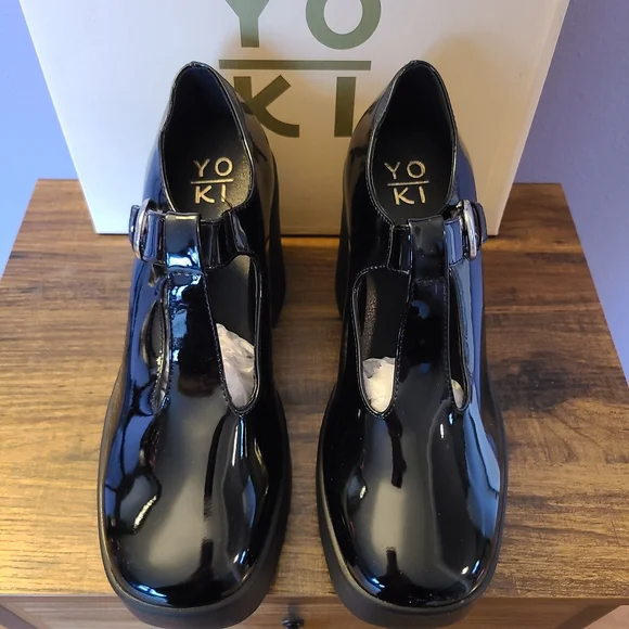 Yoki 1990s Leatherette Platform T Strap Pumps - Picture 4 of 9